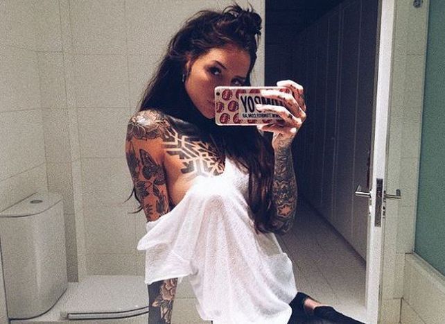 Candelaria Tinelli mostró el tatuaje de su cuello desde un ángulo original