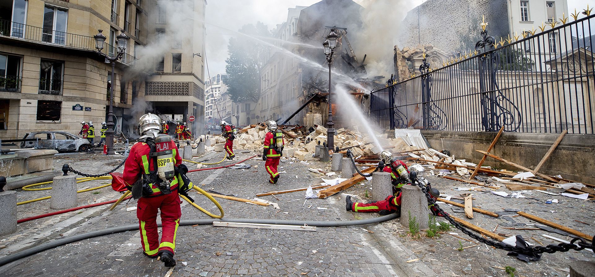 Bomberos intentan extinguir un incendio en el lugar de una explosión en París, el miércoles 21 de junio de 2023. Rescatistas franceses buscaron el jueves a una persona que se temía desaparecida después de que una poderosa explosión derribó un edificio en el barrio latino, hiriendo a más de 30 personas, cuatro de ellas de gravedad. (E Thepault/BSPP vía AP) Bomberos intentan extinguir un incendio en el lugar de una explosión en París, el miércoles 21 de junio de 2023. Rescatistas franceses buscaron el jueves a una persona que se temía desaparecida después de que una poderosa explosión derribó un edificio en el barrio latino, hiriendo a más de 30 personas, cuatro de ellas de gravedad. (E Thepault/BSPP vía AP)