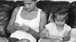 Un fotógrafo borró los celulares de las imágenes que capturó de escenas cotidianas