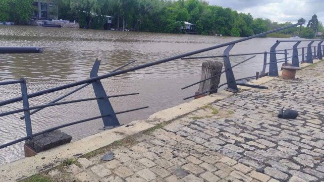 Gualeguaychú: dos jóvenes corrían una picada en el puerto y uno chocó contra una baranda