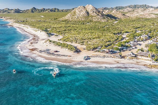 Playas, hoteles y actividades náuticas forman parte de la oferta turística de Los Cabos.