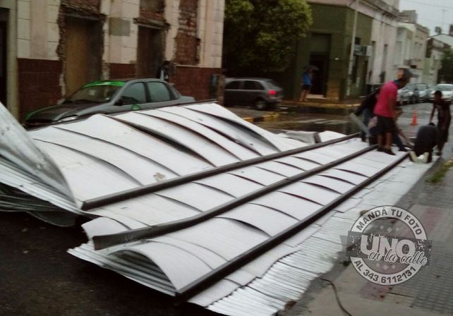 Terrible temporal de lluvia y viento generó graves destrozos en Paraná