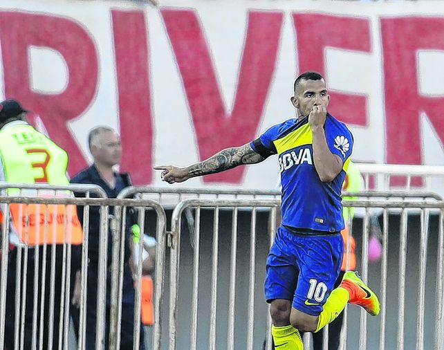 Figura y goleador. El Apache cambió la historia del superclásico con dos goles