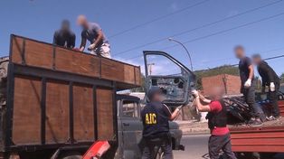 La Policía encontró varios vehículos abandonados y un gran número de partes de autos, entre ellas un motor adulterado y uno con pedido de secuestro activo.