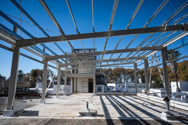 La estructura metálica superior se completó en mayo.