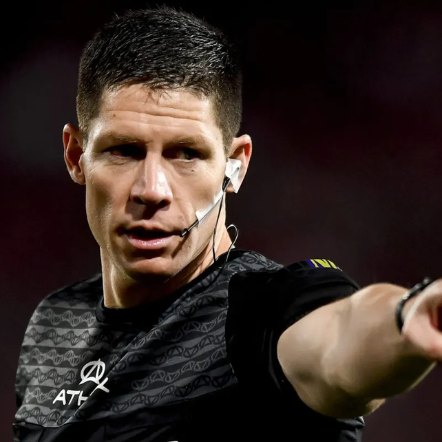 Nicolás Ramírez es uno de los tres árbitros que podrían dirigir el superclásico del fútbol argentino.