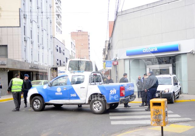 Un colectivo embistió a una camioneta que terminó en la vereda de un banco en pleno centro