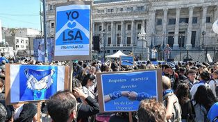 En el Día Internacional de las Lenguas de Señas. Asociaciones de todas las provincias, entre ellas Entre Ríos, se hicieron presentes en el Congreso junto con intérpretes, diversos grupos de jóvenes y familias, que levantaron pañuelos azules exigiendo reconocimiento y respeto.