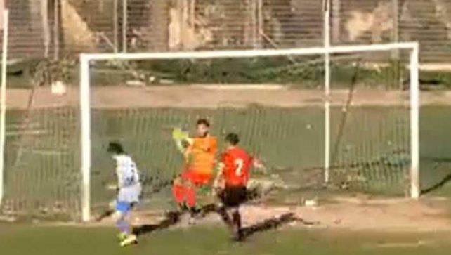 Lo que te devoraste... Con un zurdazo el atacante mandó la pelota afuera del arco