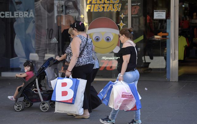 todo preparado. El centro de la ciudad ya acusa recibo del incremento de las compras impulsado por los festejos de Navidad y fin de año. (Héctor Rio / La Capital)
