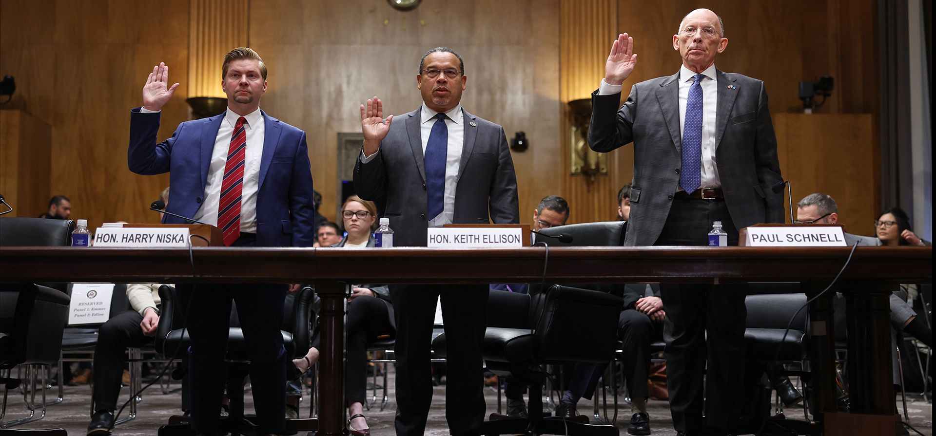 De izquierda a derecha, Harry Niska, líder del pleno de la Cámara de Representantes de Minnesota, el fiscal general de Minnesota, Keith Ellison, y Paul Schnell, comisionado del Departamento de Correccionales de Minnesota, prestan juramento ante una audiencia del Comité de Seguridad Nacional del Senado en el Capitolio, Washington, el jueves 12 de febrero de 2026. (Foto AP/Tom Brenner) De izquierda a derecha, Harry Niska, líder del pleno de la Cámara de Representantes de Minnesota, el fiscal general de Minnesota, Keith Ellison, y Paul Schnell, comisionado del Departamento de Correccionales de Minnesota, prestan juramento ante una audiencia del Comité de Seguridad Nacional del Senado en el Capitolio, Washington, el jueves 12 de febrero de 2026. (Foto AP/Tom Brenner)