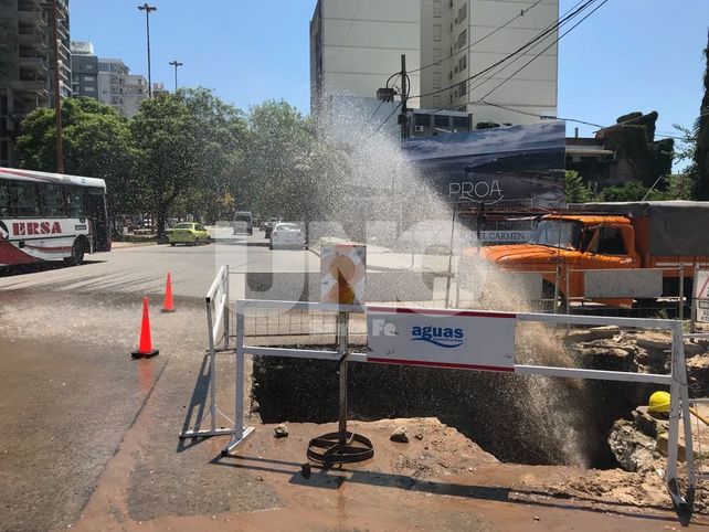 La reparación de un caño de distribución deja sin agua a todo Bº 7 Jefes. VIDEO