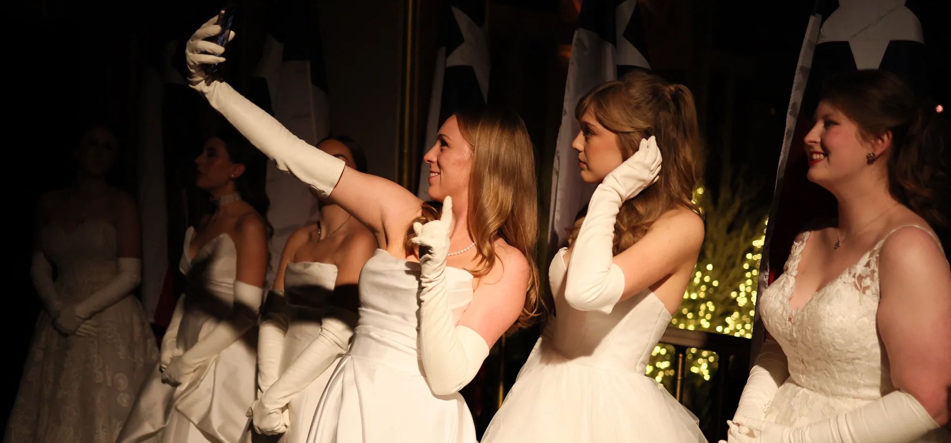 Las debutantes se toman una selfie mientras asisten al Baile y Cena de Debutantes Internacionales del 70.° aniversario en el hotel Plaza, Nueva York, Estados Unidos. Fotografía: Charly Triballeau/AFP/Getty Images Las debutantes se toman una selfie mientras asisten al Baile y Cena de Debutantes Internacionales del 70.° aniversario en el hotel Plaza, Nueva York, Estados Unidos. Fotografía: Charly Triballeau/AFP/Getty Images
