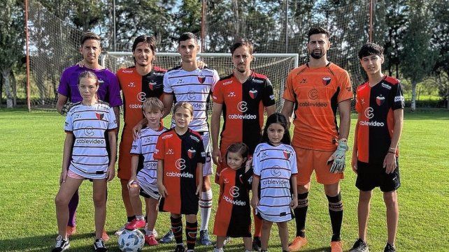 Colón dio a conocer los dos nuevos modelos de camisetas. Colón dio a conocer los dos nuevos modelos de camisetas.