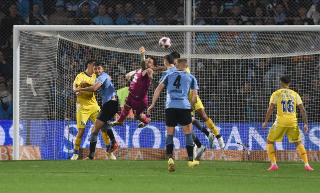 La última vez que Russo decidió jugar con tres centrales fue en el empate sin goles ante Belgrano
