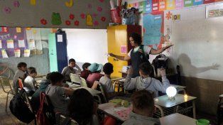 Bolsillos flacos: las escuelas se las ingenian para evitar los gastos en libros