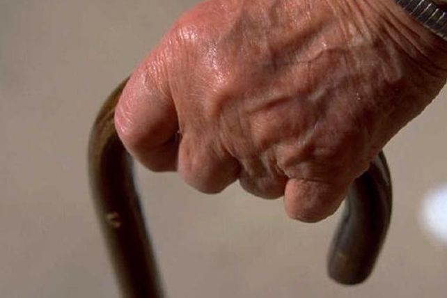 Anciana de 83 años fue molida a golpes por su pareja
