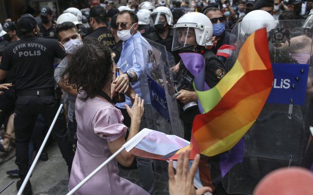 Manifestantes son detenidos por la policía en el centro de Estambul. La policía utilizó gas lacrimógeno para dispersar a la multitud y detuvo a decenas de activistas LGTBI mientras cientos desafiaban la prohibición de organizar un evento de orgullo gay.