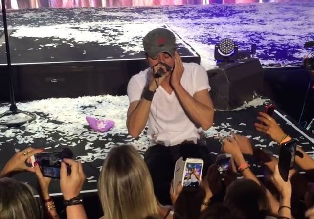 El papelón que vivió Enrique Iglesias sobre el escenario