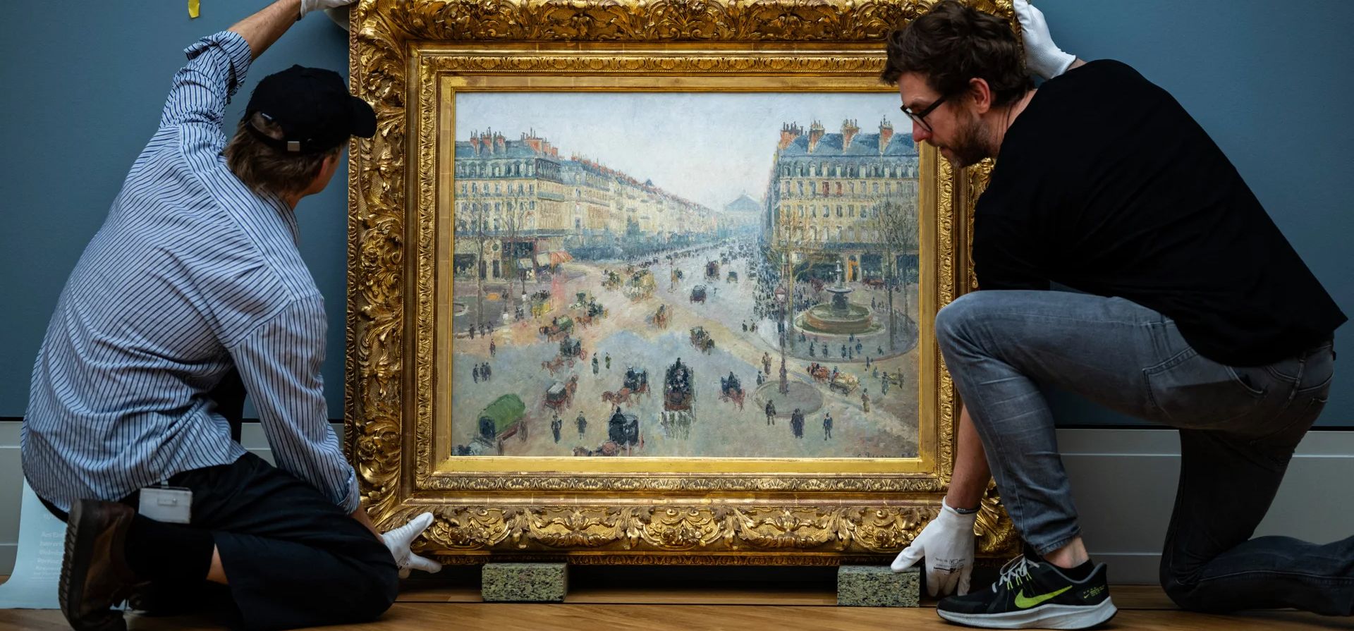 Los galeristas se preparan para colgar la Avenue de l'Opéra de Camille Pissarro, que forma parte de una exposición de la obra del pintor impresionista francés, Potsdam, Alemania. Fotografía: John MacDougall/AFP/Getty Los galeristas se preparan para colgar la Avenue de l'Opéra de Camille Pissarro, que forma parte de una exposición de la obra del pintor impresionista francés, Potsdam, Alemania. Fotografía: John MacDougall/AFP/Getty