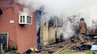 Dos personas debieron ser asistidas por personal de salud tras el incendio de su vivienda.