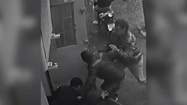 El momento en que los motochorros intentan robarle la mochila al joven. (Foto: captura de video)