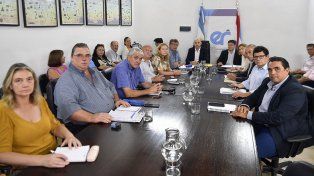 El gobierno provincial y los gremios docentes mantuvieron este lunes la primera reunión paritaria del año en la que se fijó la agenda 2024. Se acercará una propuesta salarial lo antes posible.&nbsp;