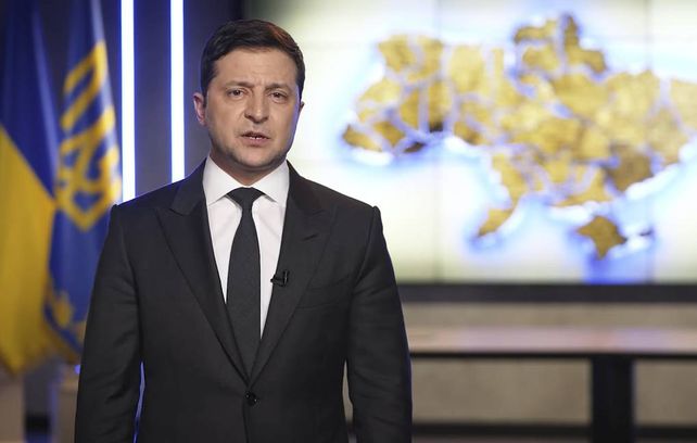 El presidente ucraniano Volodimir Zelensky en su ya hist&oacute;rico discurso del 24 de febrero, horas despu&eacute;s de que Putin anunciara la invasi&oacute;n del pa&iacute;s. Habl&oacute; en ruso y le record&oacute; a la naci&oacute;n vecina que juntos combatieron y vencieron al nazismo.&nbsp;