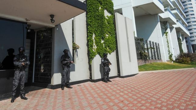 Uno de los siete allanamientos se llevó a cabo en las torres Maui.