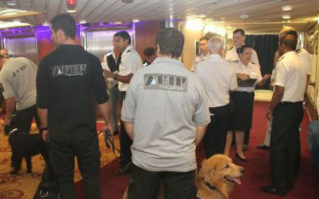 Operativo. La requisa fue hecha por 20 inspectores que usaron perros para detectar narcóticos.