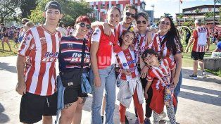 Los hinchas de Unión le pusieron color y pasión al partido contra Vélez