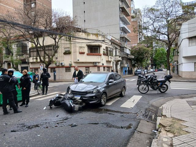 3 de Febrero y Paraguay. La moto Honda Blist negra fue arrastrada varios metros por el Fiat Siena gris. Su conductora sufrió algunos golpes
