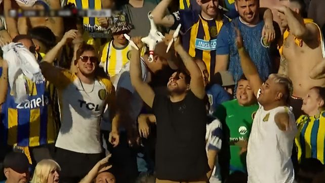 Los hinchas de Central bajaron un dron con los colores de Newells en el Gigante.
