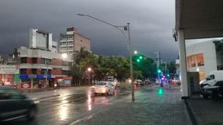 Fuerte temporal en Santa Fe: calles anegadas y barrios sin luz
