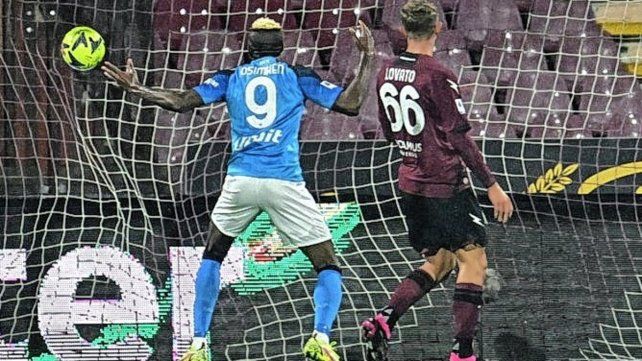 Napoli superó a Salernitana y se escapa en lo más alto de la Serie A.