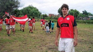 El jugador de Concordia celebrando junto a su equipo en la cancha del club Regatas, donde Los Espinillos hacía de local.