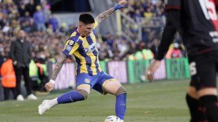 Franco Ibarra controla el balón en el ultimo clásico, que Central ganó con gol de Ángel Di María.