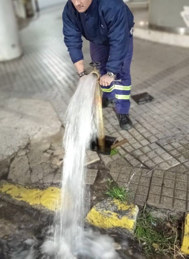 Fuga de agua controlada. Parte del operativo de purga de cañerías que comenzó este lunes en zona sur