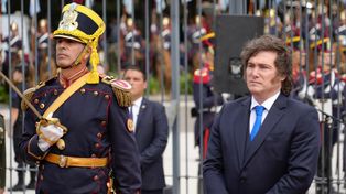 El mandatario colocó una ofrenda floral en el monumento al Libertador ubicado en la plaza San Martín, en el barrio de Retiro.