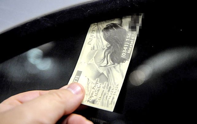 En todos lados. Es común en la ciudad que aparezcan “promociones” de chicas sobre las ventanillas de los autos.