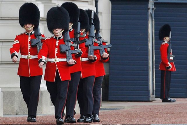 ¡Qué dolor! el golpazo de un guardia del Palacio de Buckingham