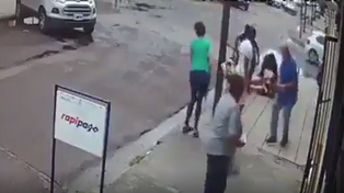 Video: motochorros le robaron 250 mil pesos a una mujer en la cola de un Rapipago