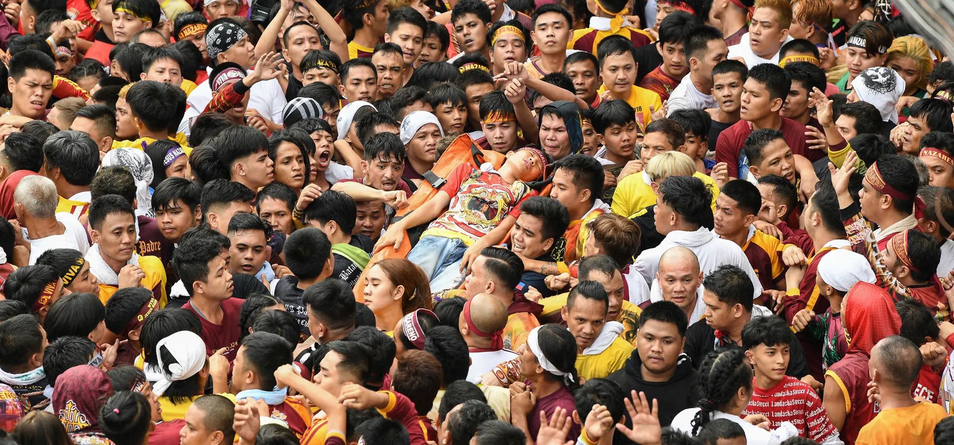 La gente ayuda al personal de emergencia a cargar a un católico que se desmayó durante una procesión religiosa anual, Manila, Filipinas. Fotografía: Ted Aljibe/AFP/Getty Images La gente ayuda al personal de emergencia a cargar a un católico que se desmayó durante una procesión religiosa anual, Manila, Filipinas. Fotografía: Ted Aljibe/AFP/Getty Images