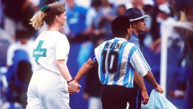 Basile habló sobre el día que a Maradona le cortaron las piernas