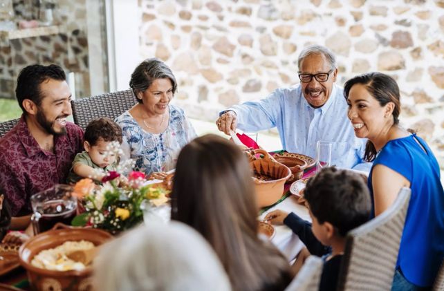 Cómo sobrevivir tu primera cena con una familia anfitriona