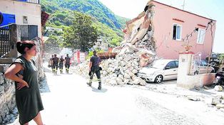 Italia: rescatan a tres niños de los escombros causados por el sismo en Ischia