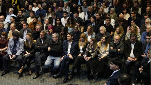 Sergio Massa, en la primera fila junto a otros referentes del peronismo.