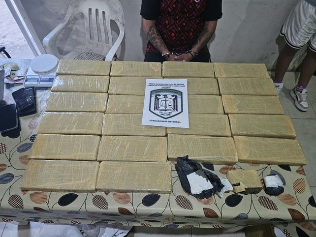 Secuestran más de 20 kilos de marihuana prensada en un operativo en Villa Gobernador Gálvez.