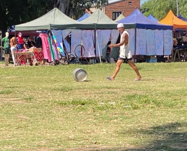 Un camión con cerveza perdió su carga frente al Hospital Iturraspe: un grupo de personas se llevaron barriles al hombro