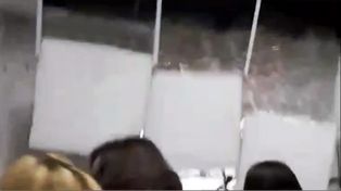 El techo de una de las aulas cayó por el peso de la abundante agua caída en Rosario. (Foto: captura de video)